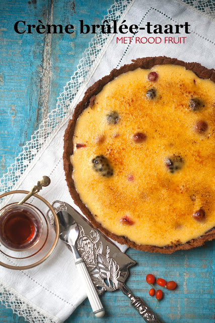 Crème brûlée-taart met rood fruit