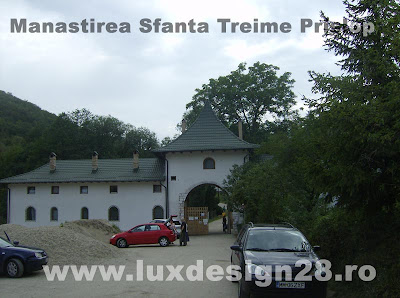 La intrarea in manastirea Sfanta Treime de la Prislop La intrarea in manastirea Sfanta Treime de la Prislop