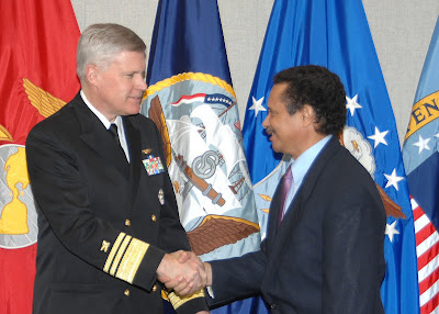 Vice Almirante americano, felicita al dominicano Luis Terrero Melo, nativo de El Peñón, Barahona