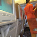 (Foto) Aksi pramugari hot yang mengejutkan dalam pesawat 