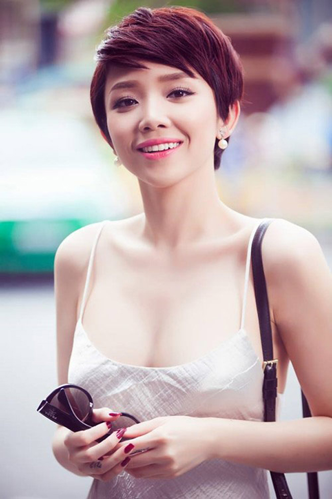 Váy, áo 2 dây siêu gợi cảm “ngập” showbiz Việt