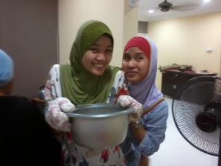 Nenek tudung ntah ke mana. Cik Baya bawak sambal tempe.