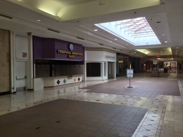 Tallahassee mall closing Apartments near Tallahassee Mall offer advantages for families that need spacious bedrooms, playgrounds and close proximity to schools and grocery shopping. For the young and active, apartments offer clubhouses, volleyball, pools and are close to entertainment.