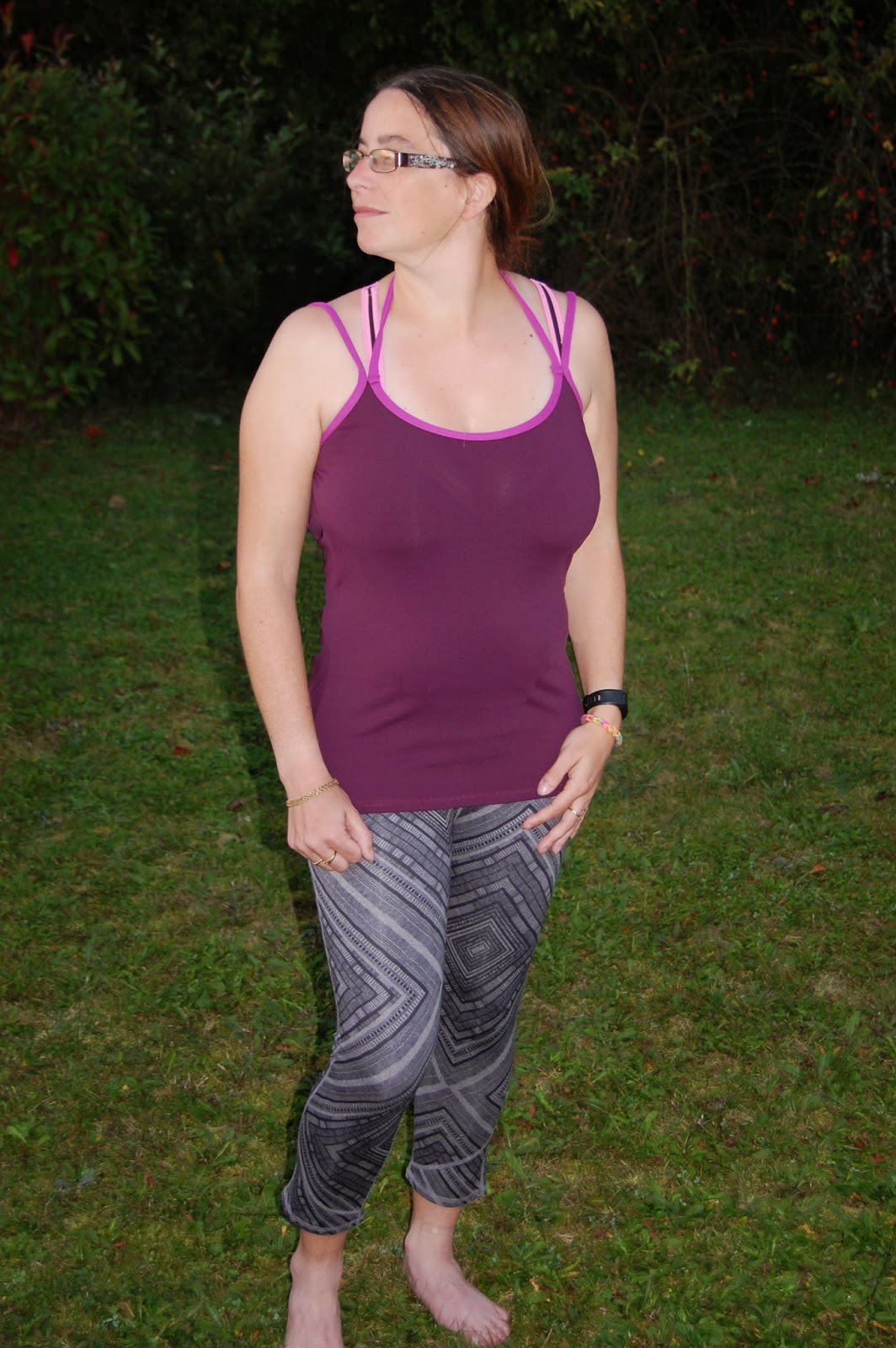 la fille aux baskets roses