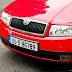 Como são definidos os números e as letras da placa dos carros?