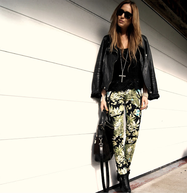 брюки с цветочным принтом, уличная мода летом, блог о уличной моде