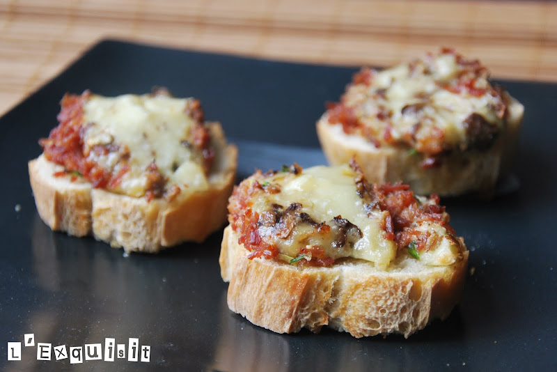 Brie al horno con setas rebozado en bacon y cebolleta