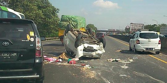 Mobil Terbalik Di Tol Cikampek, Lalu Lintas Tersendat Mobil Terbalik Di Tol Cikampek, Lalu Lintas Tersendat