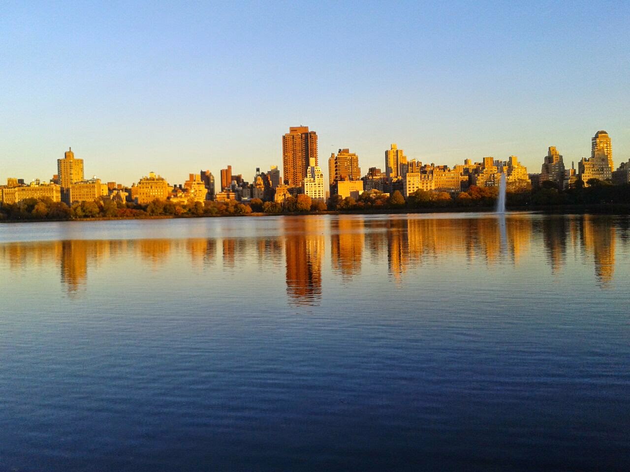 Vista de Nueva York desde Central Park en atardecer de otoño imagen de Vista de Nueva York desde Central Park en atardecer de otoño