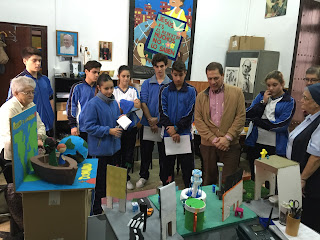Director diocesano de misiones con alumnos del Centro María Milagrosa de Cádiz huchas_misioneras_domund