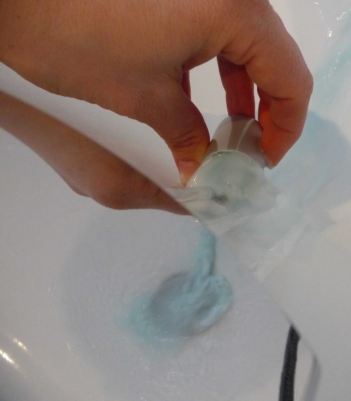 Das Make-Up für die Mädchen mit den Sommersprossen sowohl dem dunkelblonden Haar als auch den blauen