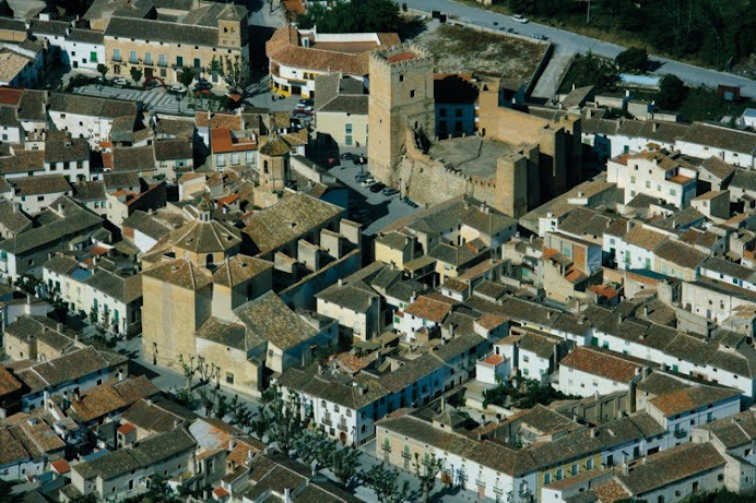 VISTAS: PASEO, IGLESIA, CASTILLO Y PLAZA.