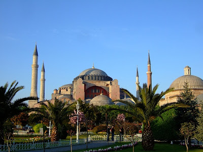 أيـا صوفيا كنيسة مسجد واخيرا متحف         