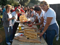 Preparant entrepans per l'esmorzar a la zona de les piscines municipals de Casserres Preparant entrepans per l'esmorzar a la zona de les piscines municipals de Casserres