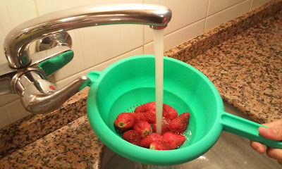 lavamos las fresas con agua