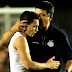 FOTO: "Filho" Caio recebe beijo carinhoso do Papai Joel no fim do jogo