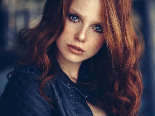 Vermelho e azul - A bela modelo ruiva Widget Neumeyer na fotografia de Jörg Billwitz Modelo ruiva Widget Neumeyer cabelos vermelhos olhos azuis beleza fotografia fashion por Jörg Billwitz