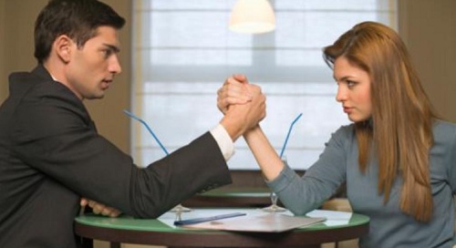 http://4.bp.blogspot.com/--tqe2Gcwcgc/UOd7gzzZ7TI/AAAAAAAAAF8/sEBIDDgZPNg/s1600/Homem-e-mulher-em-queda-de-bra%C3%A7o.jpg