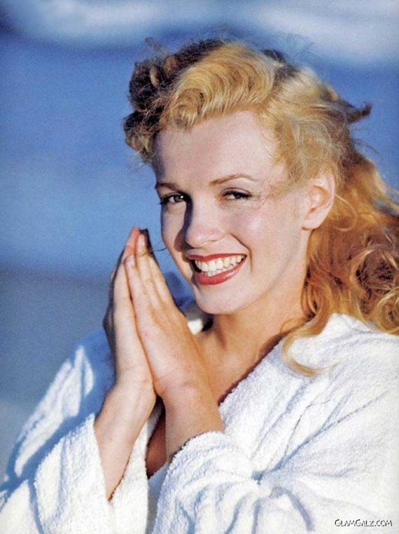 XMovie Mania Marilyn Monroe Exclusive Beach Photoshoot