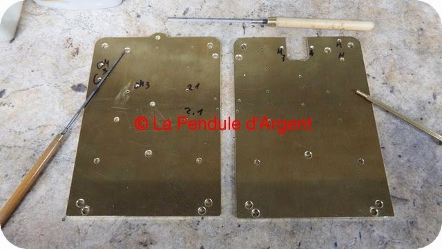 Production d’un mécanisme d’horloge, les platines et le rouage Platine12
