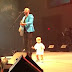 Bebê sobe no palco durante show do pai e 'rouba a cena' ao requebrar