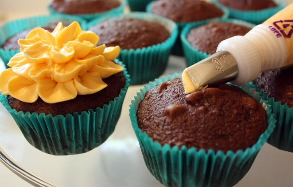 Piping Flowers On Cupcakes Piping Flowers On Cupcakes