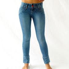 calça até o joelho