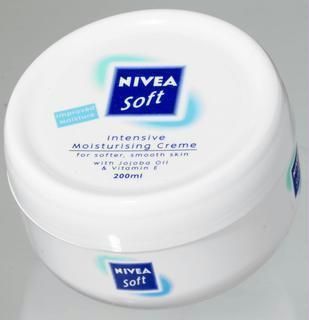 http://4.bp.blogspot.com/-04UZtfgOBEU/Ttpqd1w_AFI/AAAAAAAABIQ/M9LgT-xnYec/s1600/nivea_cream_soft.jpg
