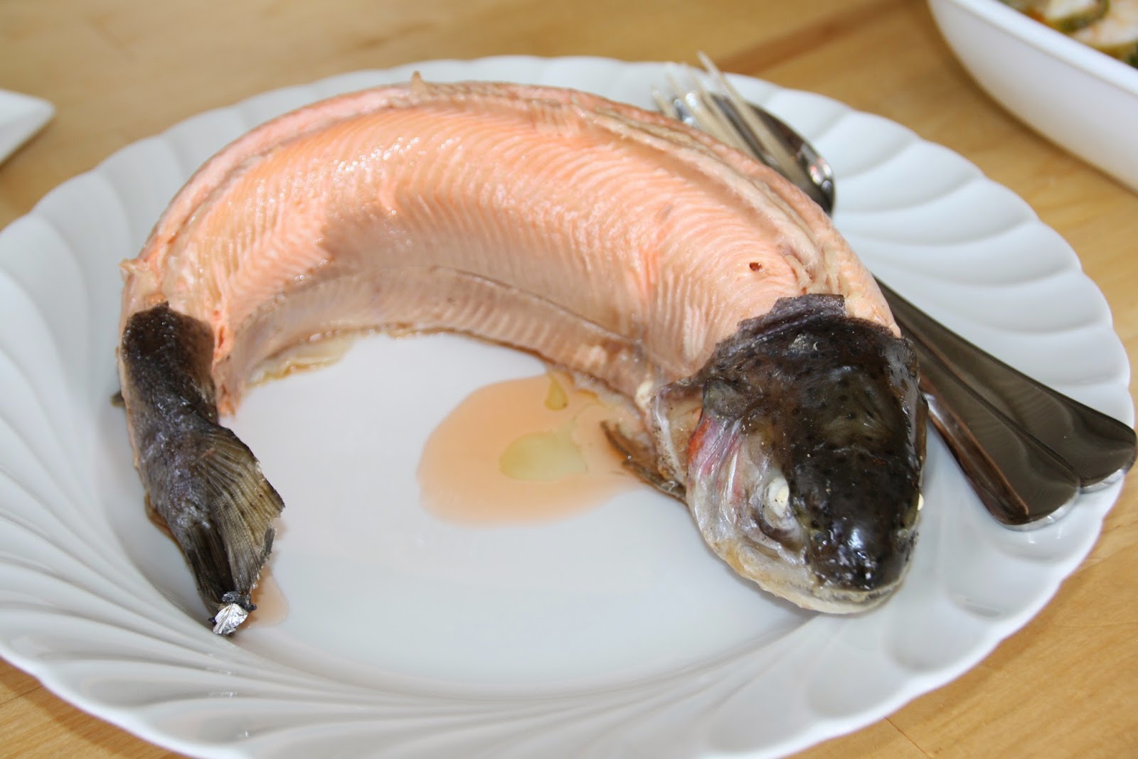 Mat i bestemors hage Laks eller ørret, hel ovnsbakt