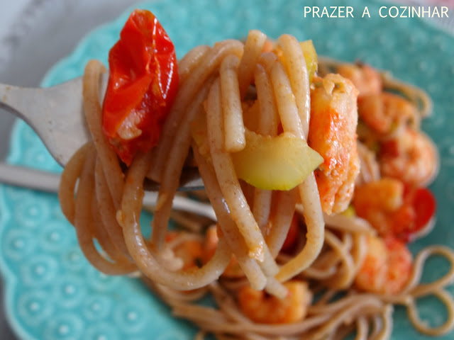prazer a cozinhar - Massa integral com camarão. tomate e curgete