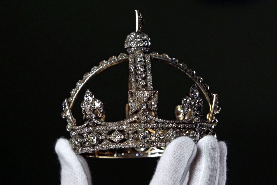 The crown is really diminutive just a few inches in diameter The crown is really diminutive just a few inches in diameter