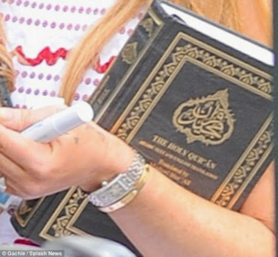 Lindsay Lohan Berjalan Peluk Terjemahan Al-Quran, Ingin Dalami Islam?, hiburan sensasi, gosip, kontroversi, Lindsay Lohan