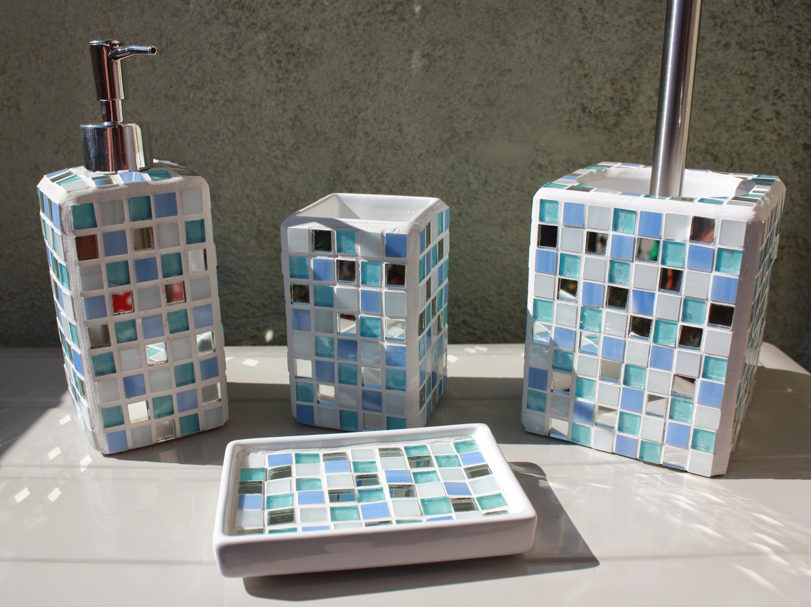 Un pezzo alla volta: due set da bagno personalizzati...in azzurro ...