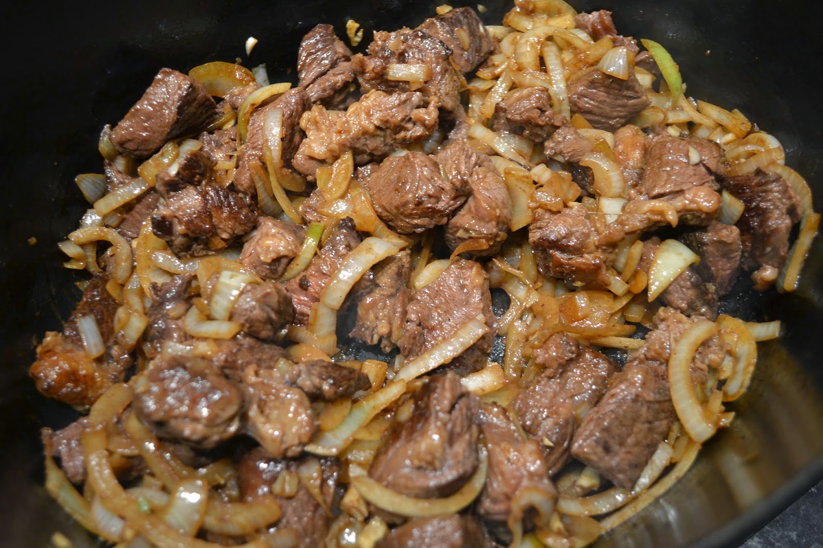 Eet lekker Goulash met gerookt paprikapoeder