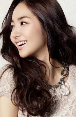 gaya rambut layer panjang bergelombang wanita asia gaya rambut layer panjang bergelombang wanita asia_333369870