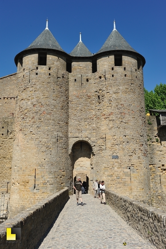 L'entrée du château comtal de Carcassonne L'entrée du château comtal de Carcassonne vu du pont photo pascal blachier