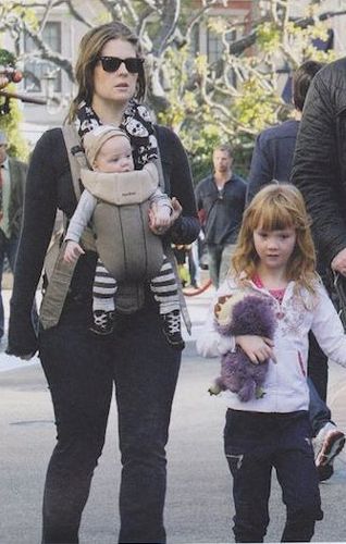 Brody Dalle: Biografia - Brody com seus filhos biografia-brody-dalle-camille-orrin