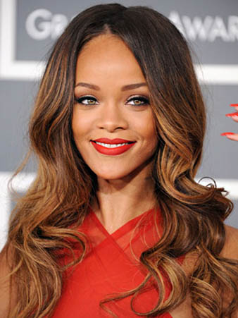 Rihanna Balyaj Rihanna karamel balyaj ve iri dalgalı saç modeli.
