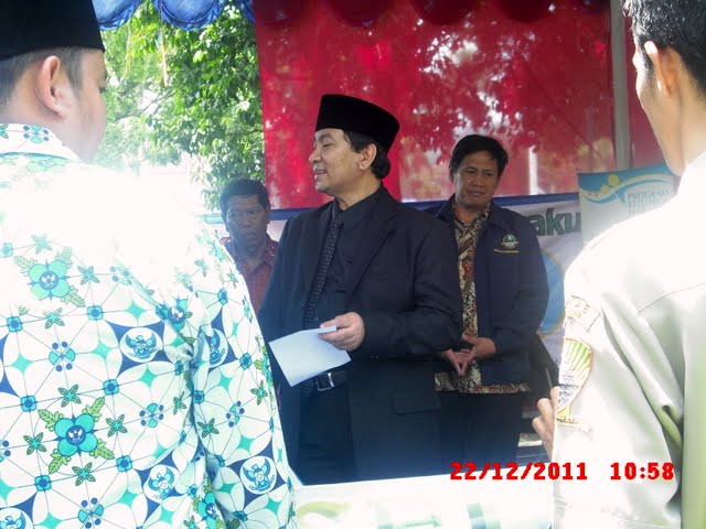 Bupati Sumedang Anugrahi Yabni - Penghargaan Orsos Berprestasi 2011