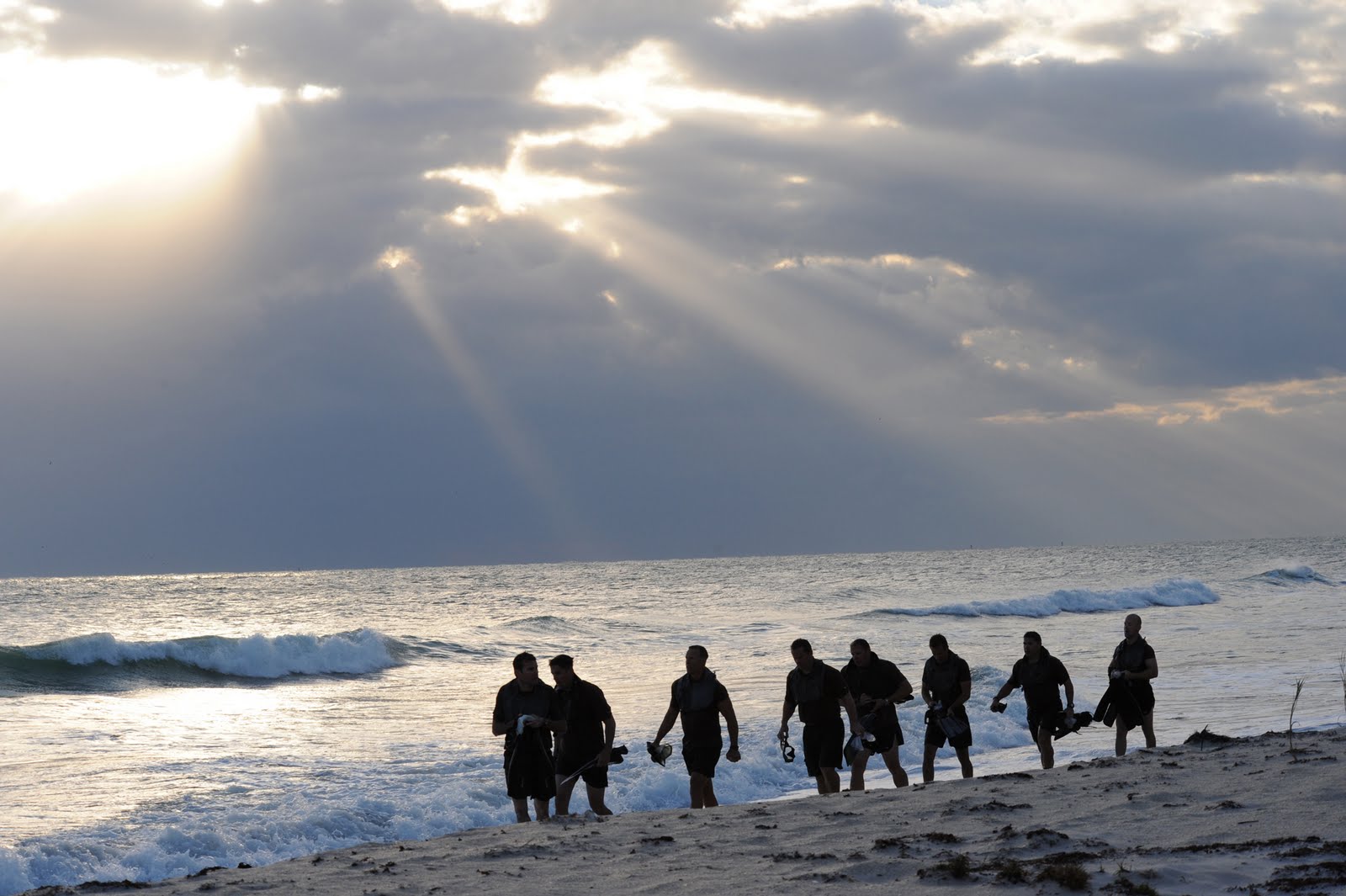 http://4.bp.blogspot.com/-0Cv_wr8zqRY/TcBOMvH37JI/AAAAAAAAPdM/G_OdR2sXdrY/s1600/United_States_Navy_SEALs.jpg