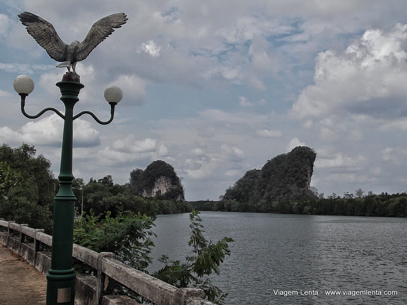Dias 87 a 90 da viagem: Krabi, Au Nang e Koh Phi Phi, Tailândia Relato de viagem a Krabi, Au Nang e ilhas de Koh Phi Phi. Cenários paradisíacos dignos de total relaxamento.