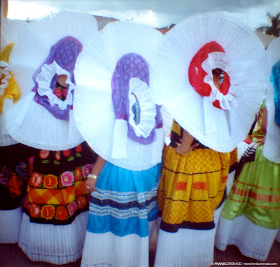 mujeres tehuanas con traje tipico