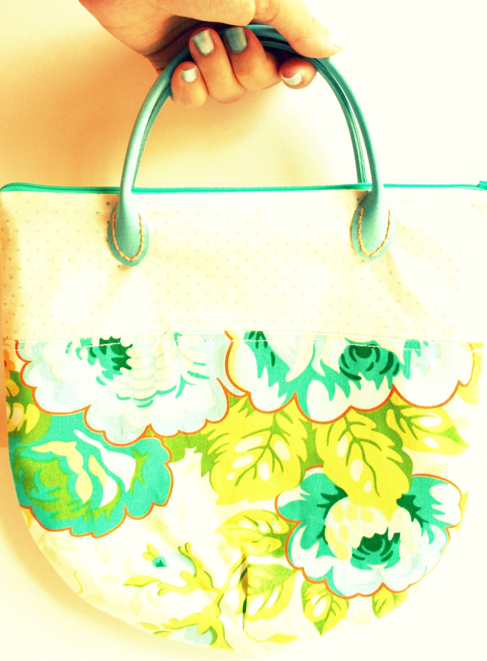 andrea creates Tutorial How To Sew Vinyl Handles To A Bag