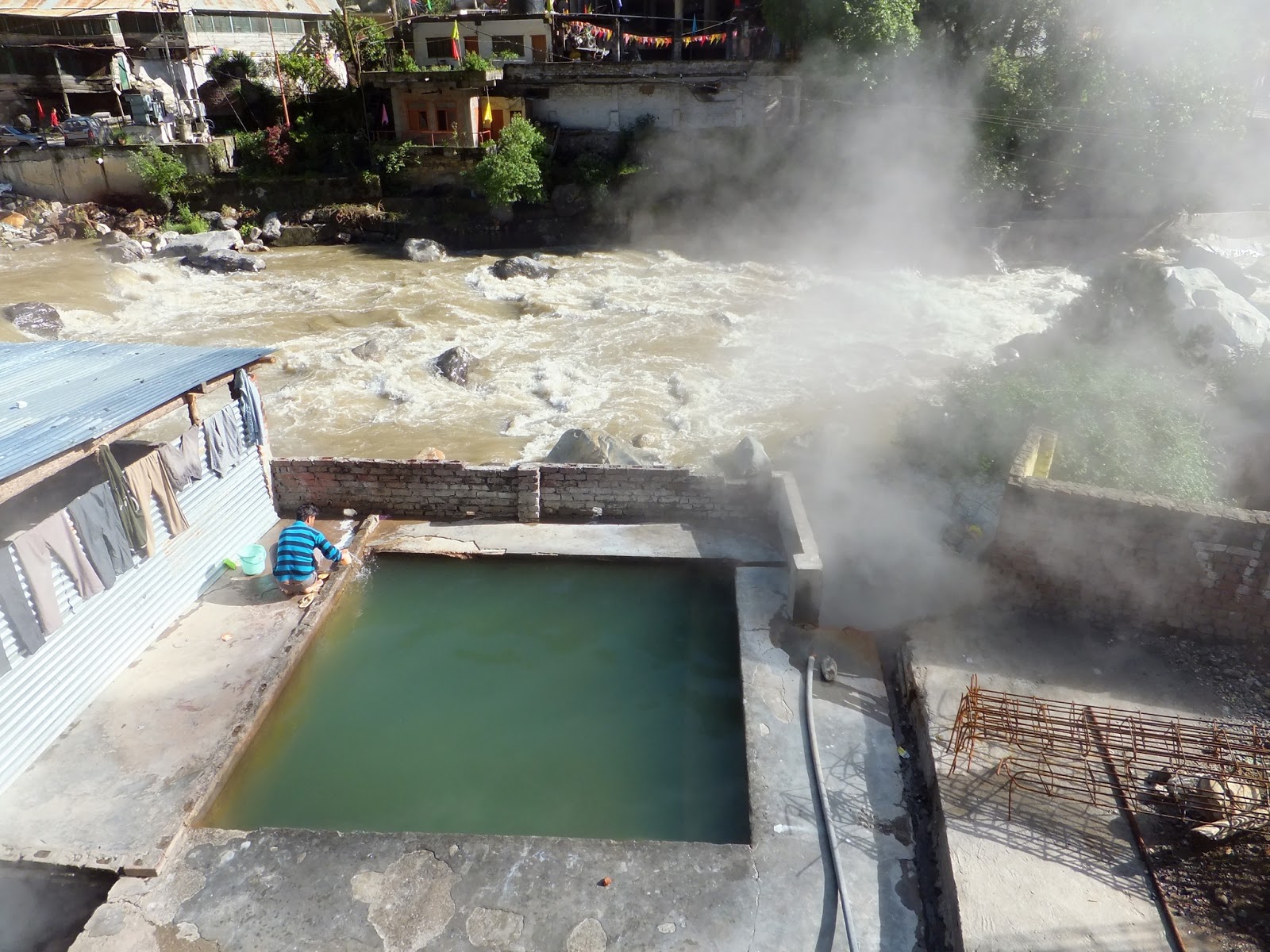 горячая ванна в Маникаране у реки