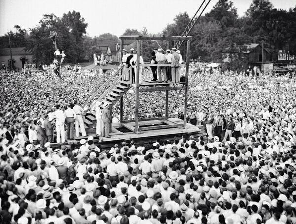 40 Amazing Historical Pictures - Last public execution in USA, 1936 40 Amazing Historical Pictures - Last public execution in USA, 1936
