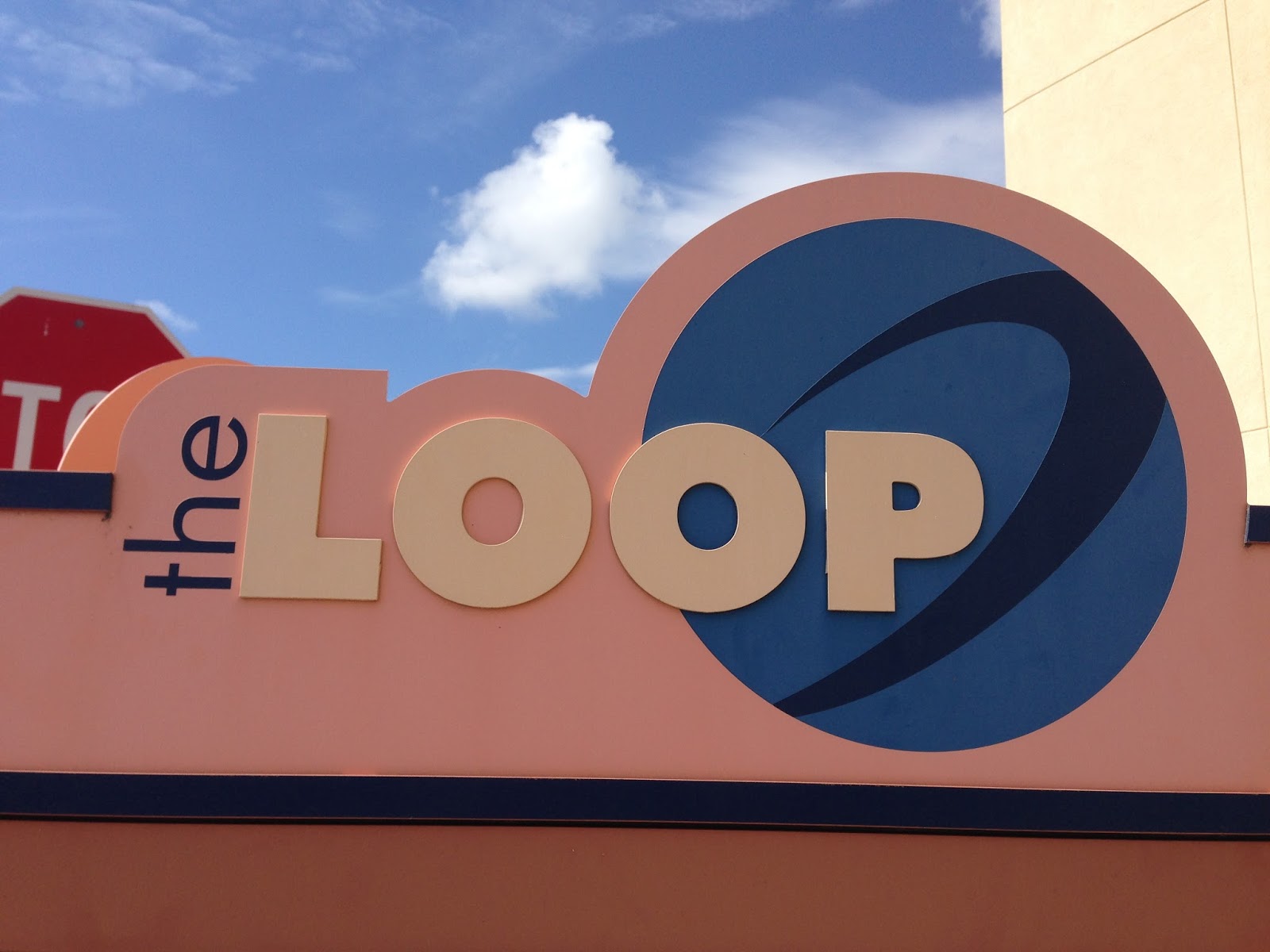 Lojas imperdíveis no THE LOOP de Orlando ➡️ ARRASTA PRO LADO!! O The Loop é  um centro de compras daqui cheio de ótimas opções e os nossos…