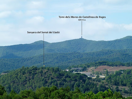 Panoràmica vers el sud-oest amb la Torre dels Moros de Castellnou de Bages i, més proper, el Serrat del Lledó Panoràmica vers el sud-oest amb la Torre dels Moros de Castellnou de Bages i, més proper, el Serrat del Lledó