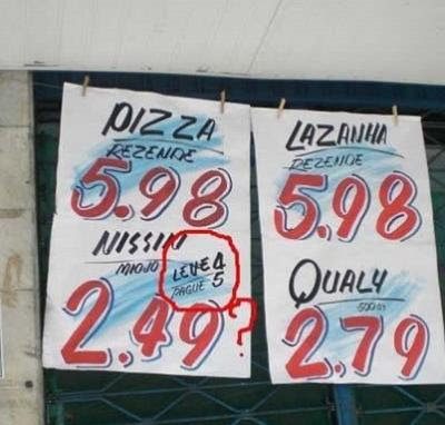 Placa com anúncio duvidoso de promoção em supermercado.