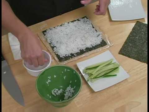 Paso 1. Aplanamos el arroz sobre la hoja de alga