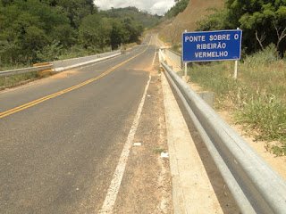 A motocicleta bateu na barra de contenção e só parou perto da ponte.